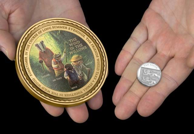 The Wind In The Willows 100Mm Medal In Hand 02
