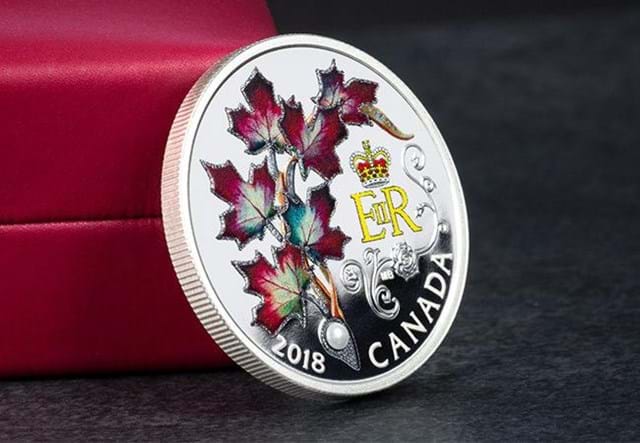 Canada 2018 Queens Maple Brooch 1Oz Silver Proof Coin Reverse Lifestyle