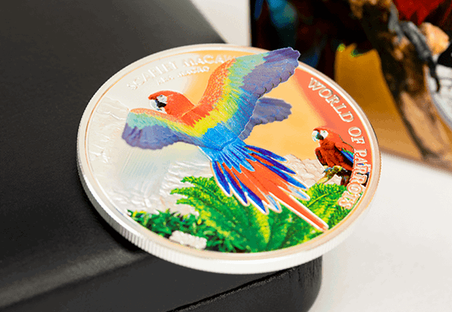 2016-World-of-Parrots-Scarlet-Macaw-Silver-Proof-Coin-Lifestyle1.png