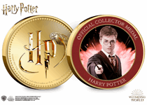 This Official Harry Potter medal features on the reverse a full colour image of Harry Potter. It has been protectively encapsulated in official Harry Potter packaging.