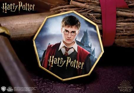 The Official Harry Potter Commemorative features a full colour image of Harry Potter. The obverse features the Harry Potter logo and has been plated in 24-carat Gold.