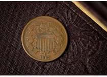 This is an example of the first coin to feature the phrase "In god we trust". This is the official motto of the United States and has been used on coins since 1864. Comes in leatherette box with COA.