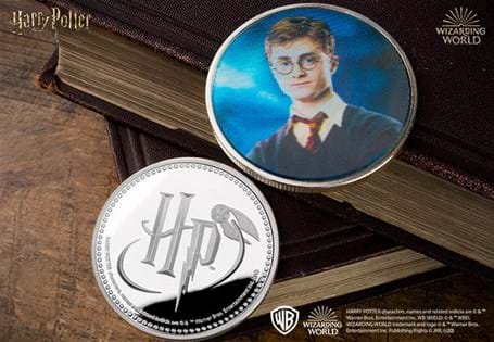 The Harry Potter Patronus Commemorative features a full colour, 3D image of Harry Potter and his Patronus. The commemorative is silver-plated.