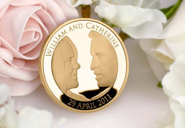 UK 2011 Will and Kate £5 Gold Proof leaning on flowers