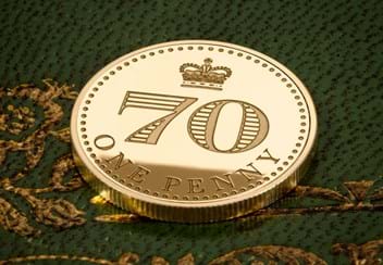 The Platinum Jubilee Gold Penny Obverse with Themed Background