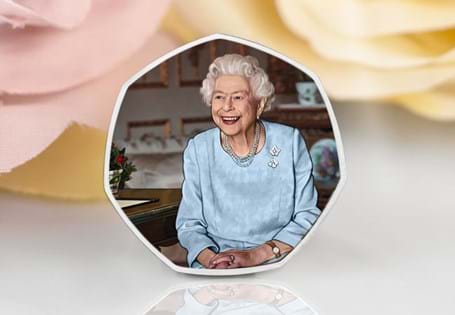 The Queen Elizabeth II Platinum Jubilee Commemorative features
a specially commissioned artwork of Her Majesty the Queen for the Platinum Jubilee in full colour.