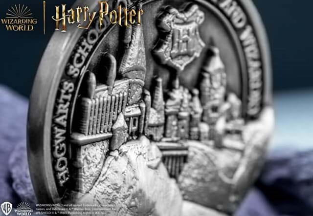 Hogwarts Standing Medal Close Up 4