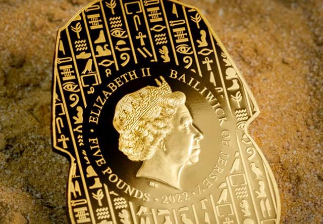 Tutankhamun Masterpiece Removeable Mask Coin Obverse In Sand