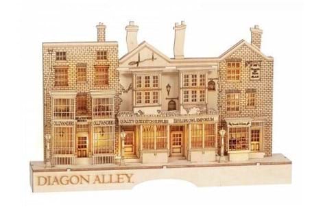 This detailed model depicting Diagon Alley features LED lights to produce a majestic effect by illuminating the famous cobblestoned wizarding alley. 
