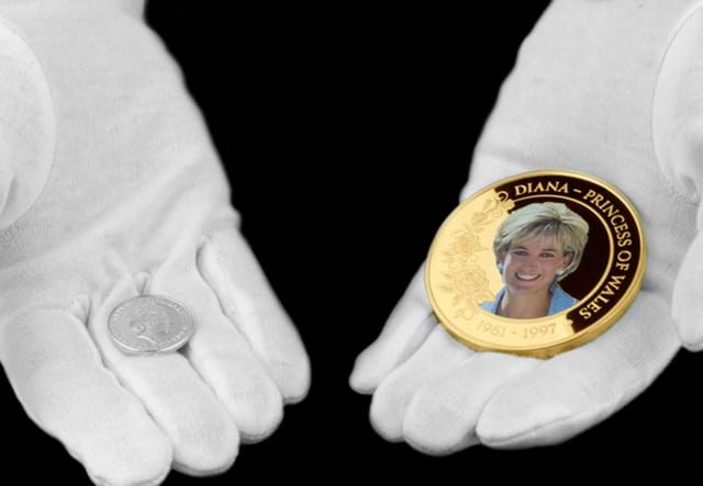 Princess Diana Supersized 5 Dollar In Hand 02