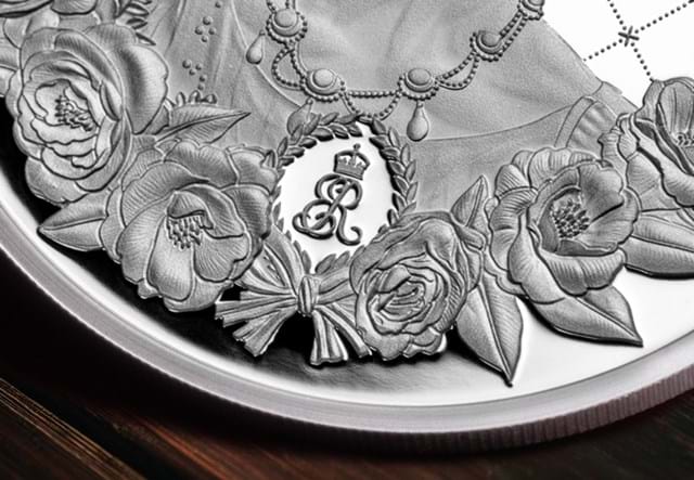 Queen Mother Silver £5 Lifestyle 03